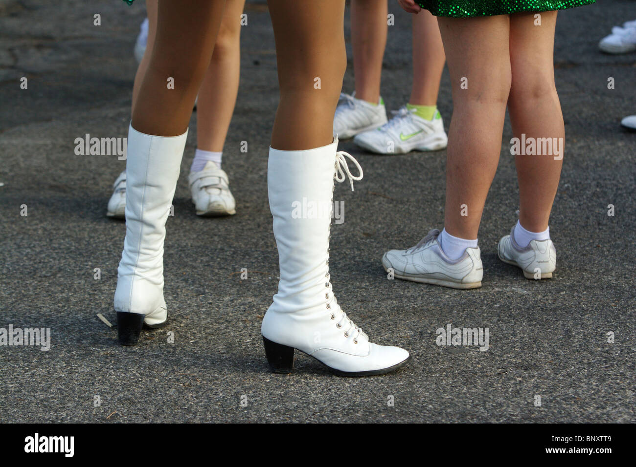 Des bottes blanches majorette femme debout sur les jambes Photo Stock -  Alamy