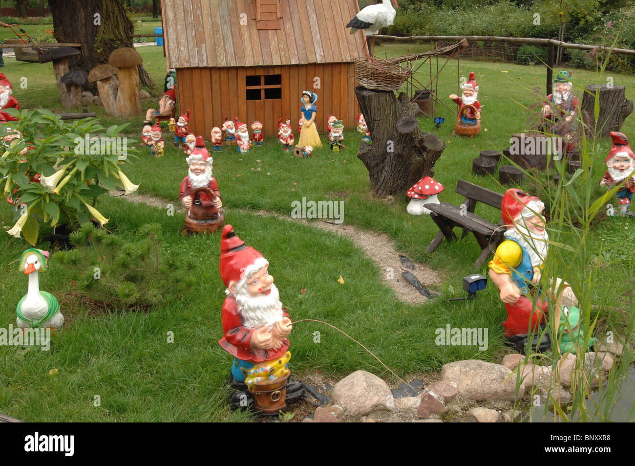 Les nains de jardin dans un parc de Nowa Sol, en Pologne. Banque D'Images