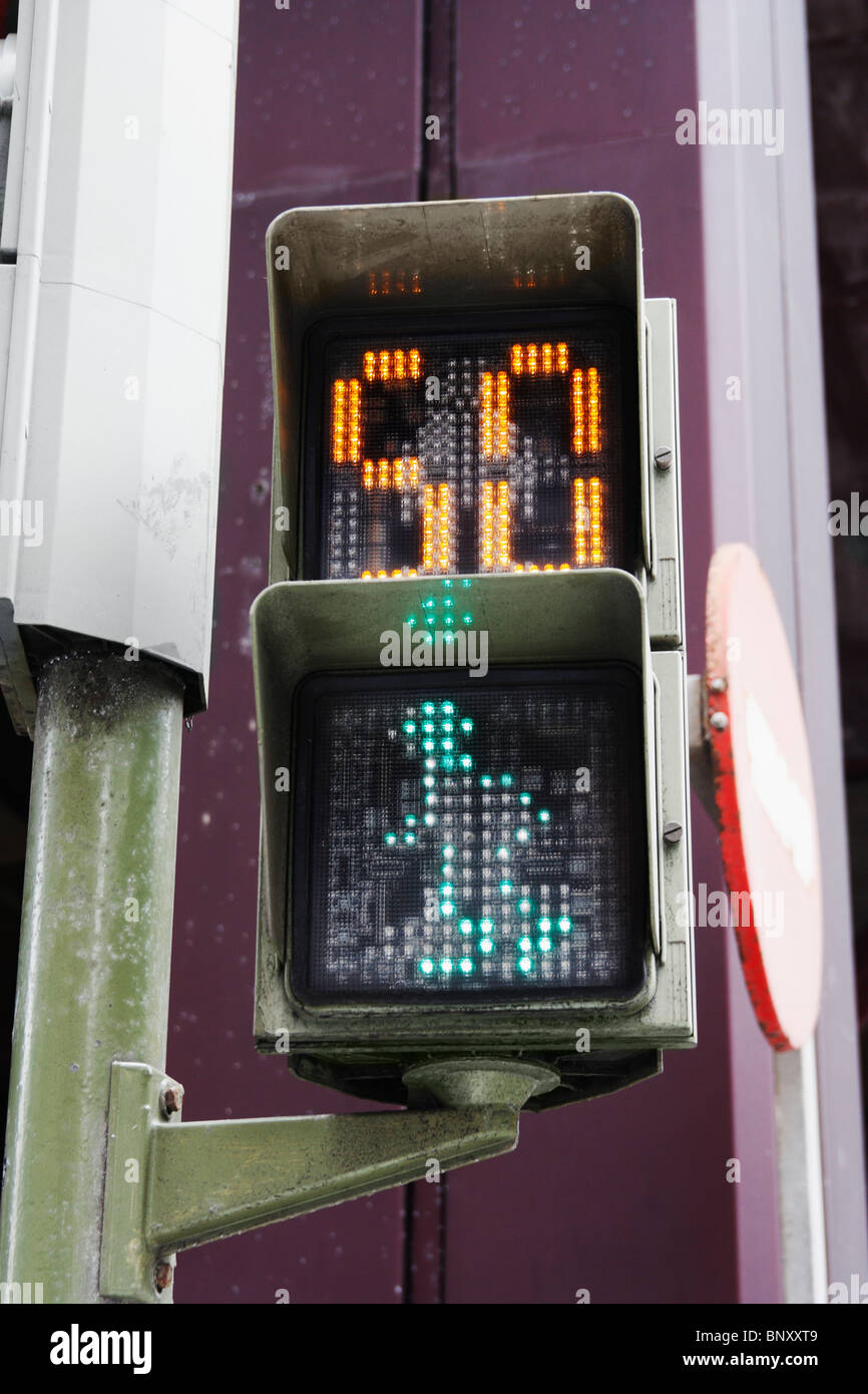Passage pour piétons en Espagne avec minuteur. Image montre homme vert et 50 secondes Banque D'Images