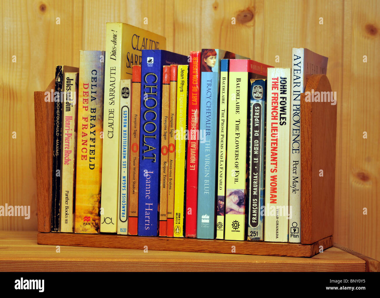 Livres sur ou à propos de la France et la vie française Banque D'Images