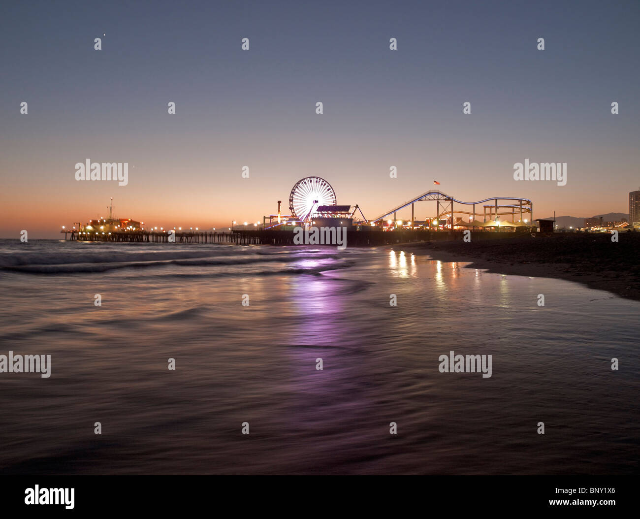 La jetée de Santa Monica l'icône avec un coucher de soleil d'été. Banque D'Images