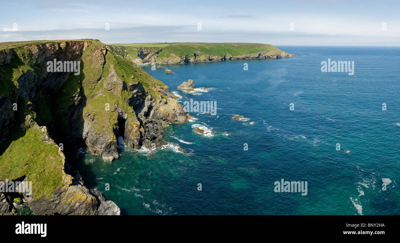 Une vue panoramique de Hells Bouche à Cornwall. Banque D'Images