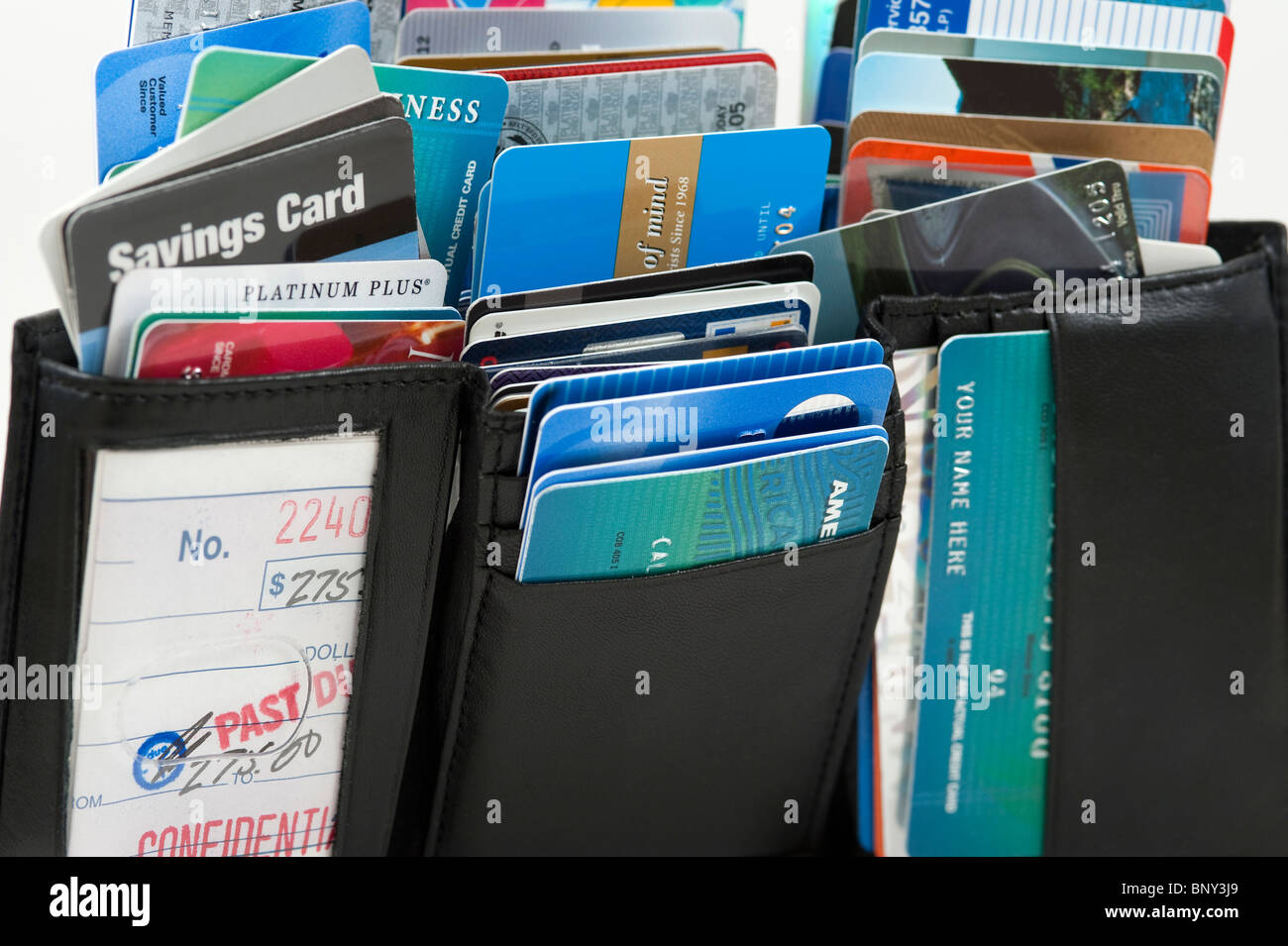 Peluche porte-monnaie avec des cartes de crédit sur un fond blanc studio image Banque D'Images