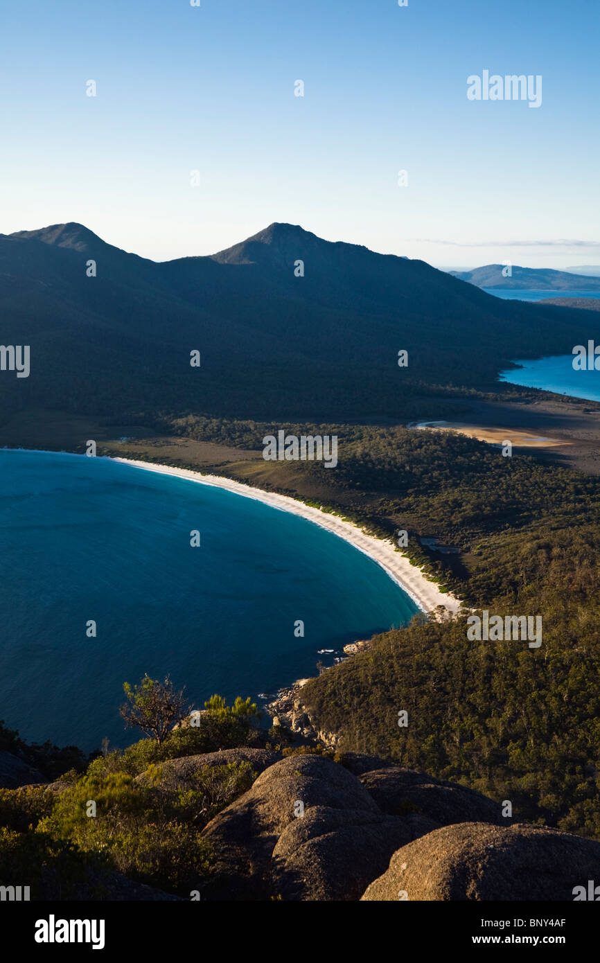 Lever du soleil sur Wineglass Bay à partir de Mt Amos. Parc national de Freycinet, Tasmanie, Australie. Banque D'Images