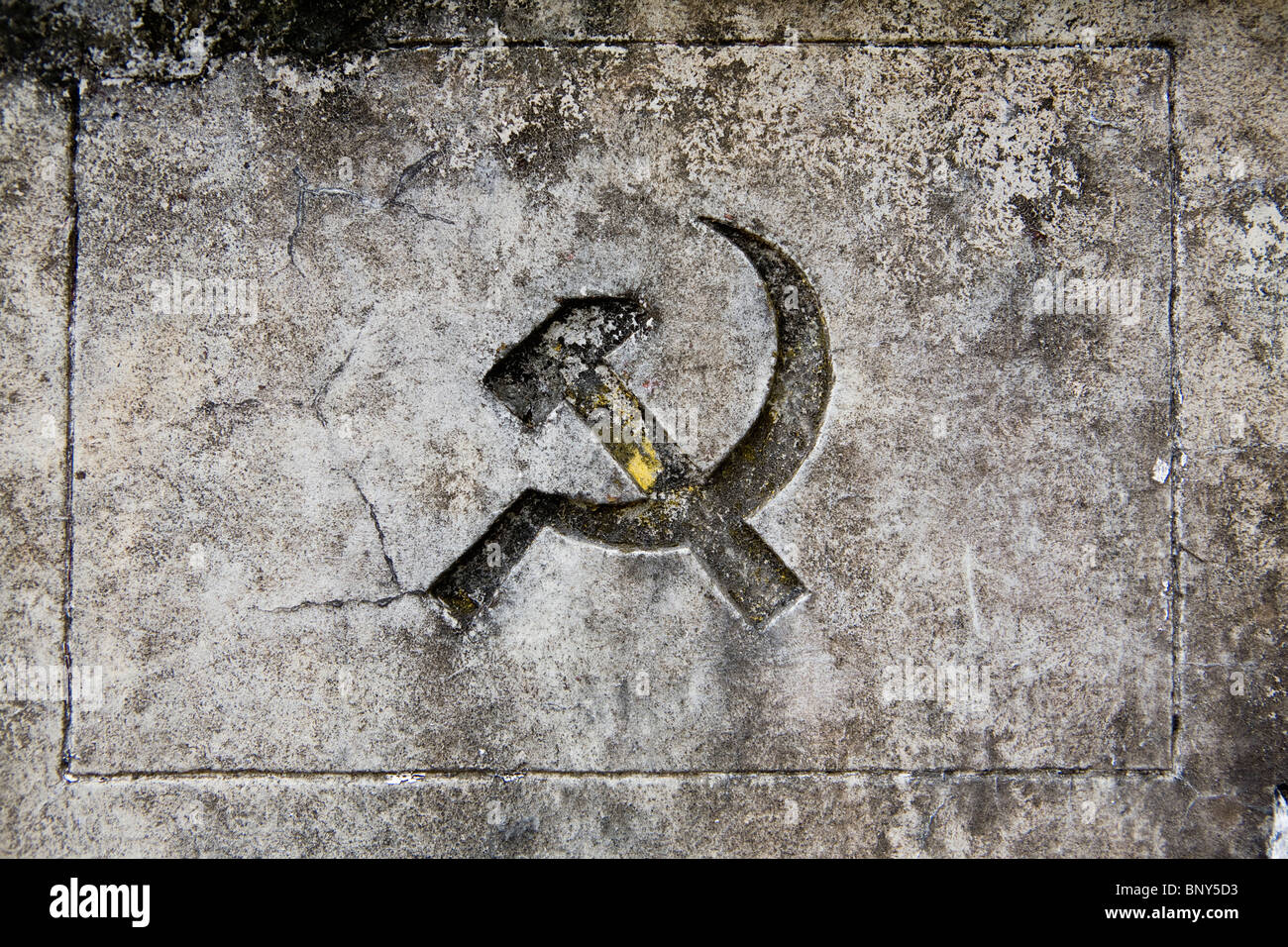 Symbole de la faucille et du marteau sur pierre tombale, Hang Duong cimetière sur l'île de Con Son, Vietnam Banque D'Images