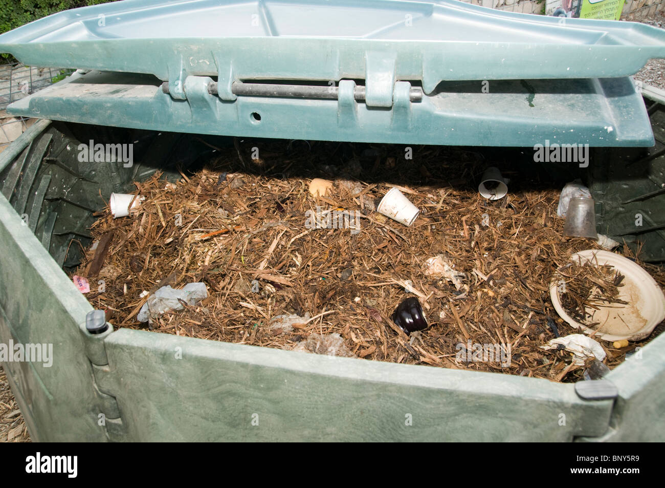 Bac à compost. Les déchets urbains se décompose au fil du temps pour être recyclées en compost. Banque D'Images