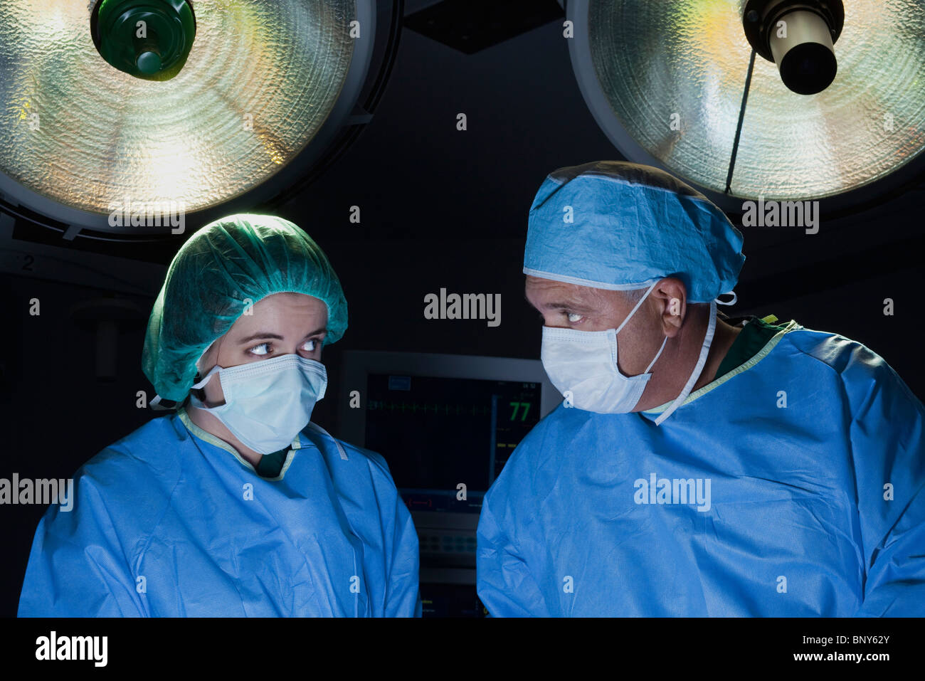 Au travail de l'équipe chirurgicale en salle d'opération Banque D'Images