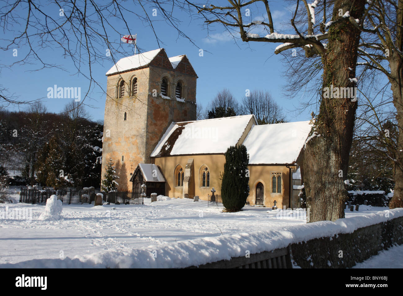 Église Saint Bartholamew, Fingest, collines de Chiltern, Buckinghamshire, Angleterre, Royaume-Uni, dans la neige Banque D'Images