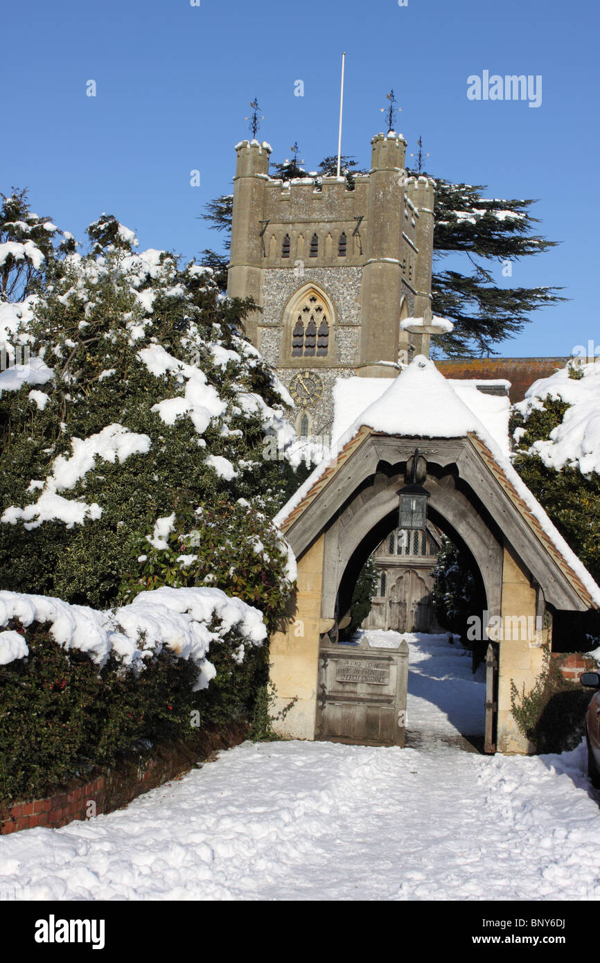L'église St Mary, Hambleden village dans la neige, les collines de Chiltern, Buckinghamshire, England, UK Banque D'Images