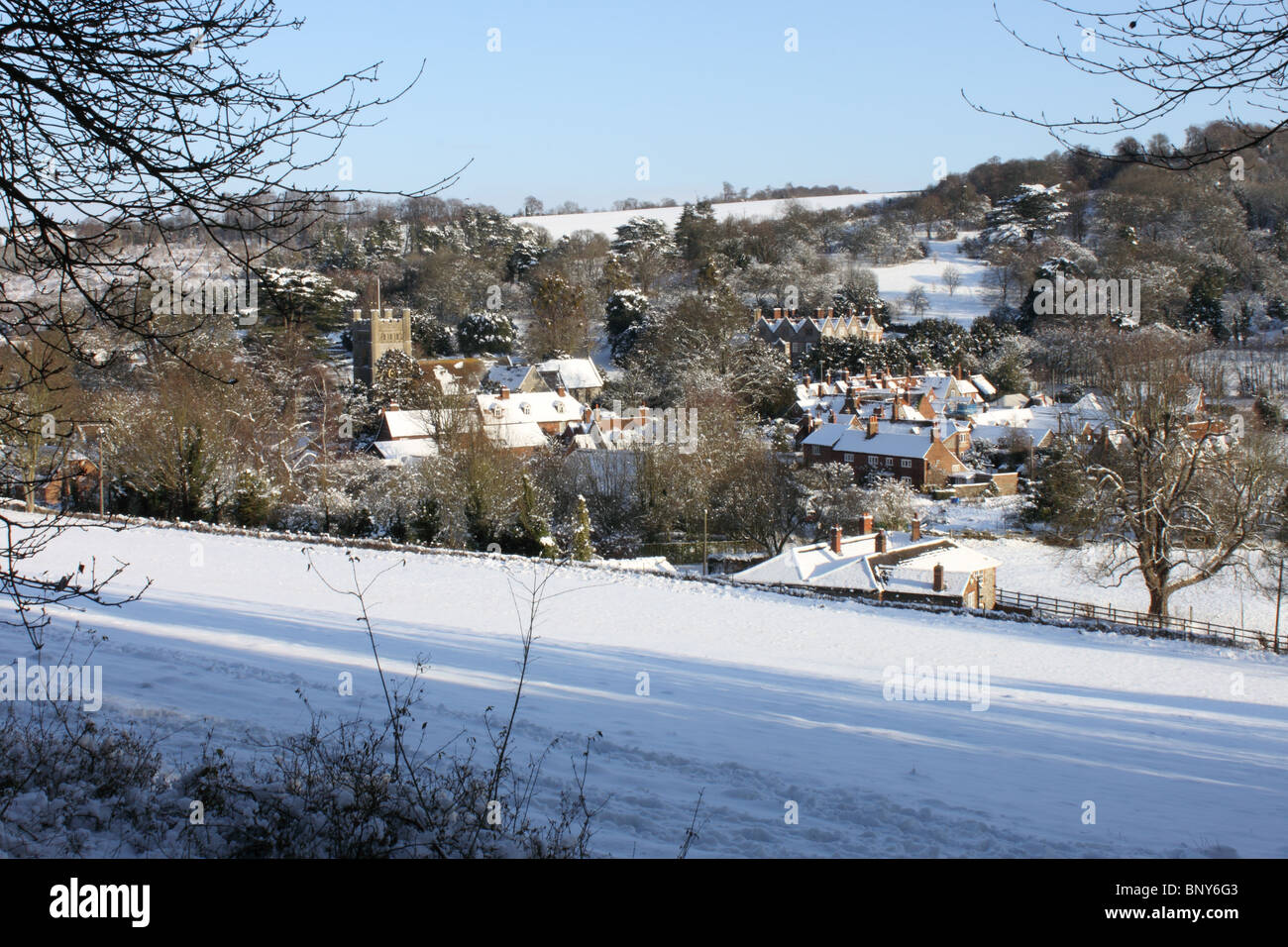 Hambleden village dans la neige, les collines de Chiltern, Buckinghamshire, England, UK Banque D'Images