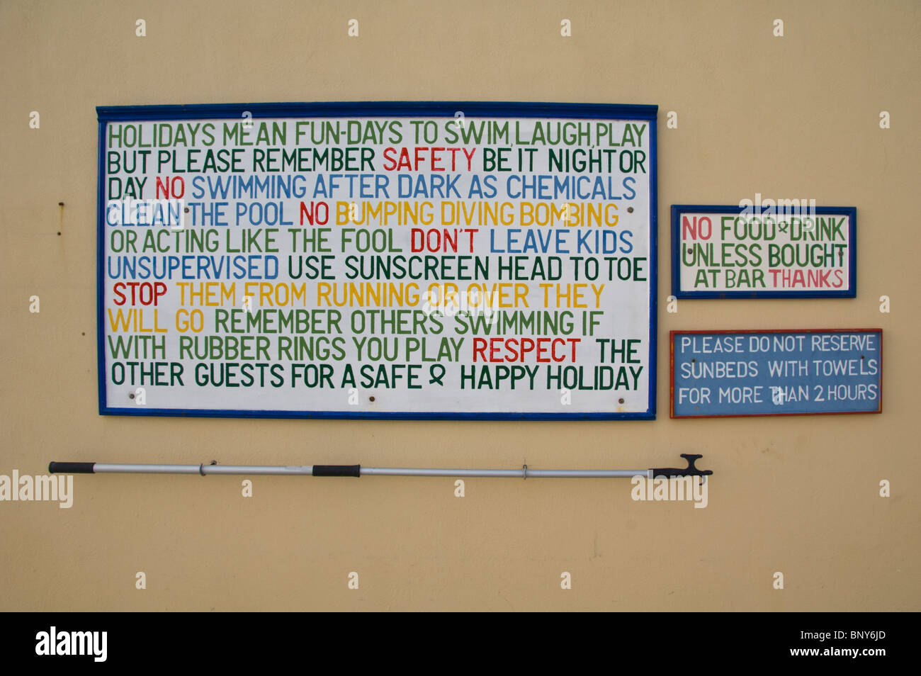 Panneaux d'avertissement de la piscine de l''apartments à Sidari sur l'île grecque de Corfou Grèce GR Banque D'Images