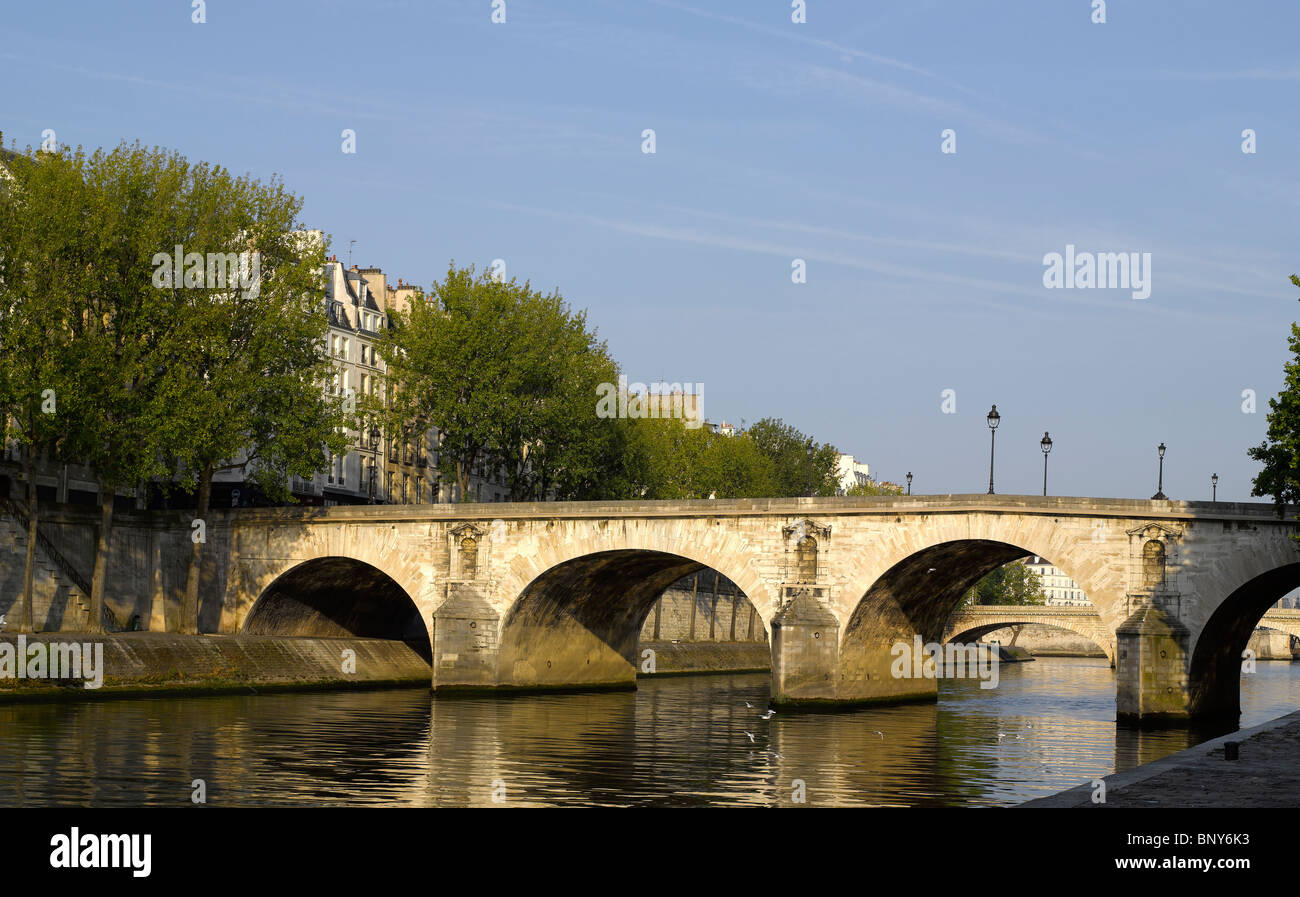 France, Paris : Pont Marie est un pont traversant la Seine à l'île Saint-Louis Banque D'Images