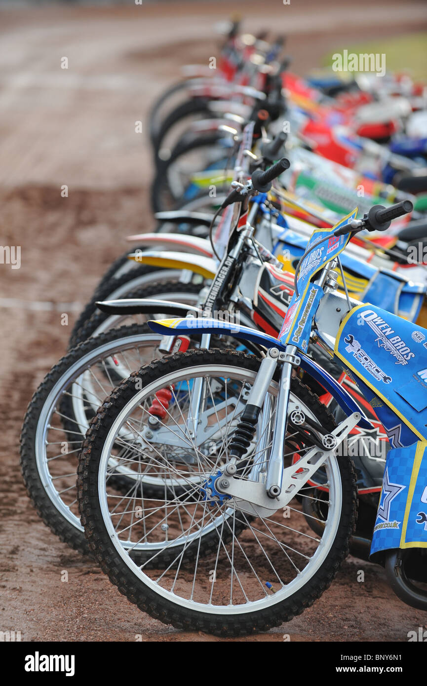 Speedway les vélos sont alignés sur la piste avant course Banque D'Images