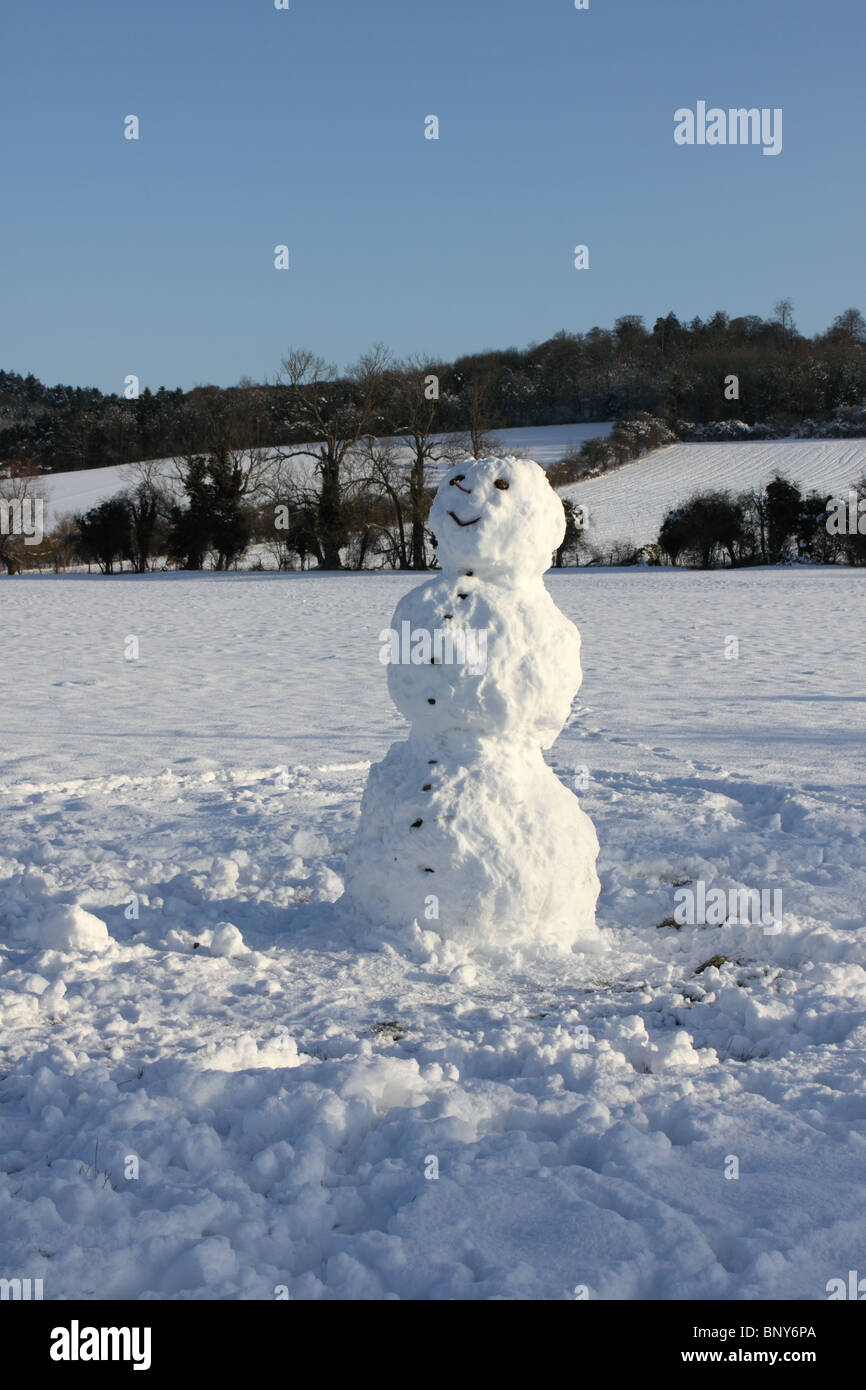 Le Snowman en champ avec des collines de Chiltern derrière à Mill End, Hambleden, Buckinghamshire, England, UK Banque D'Images Le Snowman en champ avec des collines de Chiltern derrière à Mill End, Hambleden, Buckinghamshire, England, UK Banque D'Images