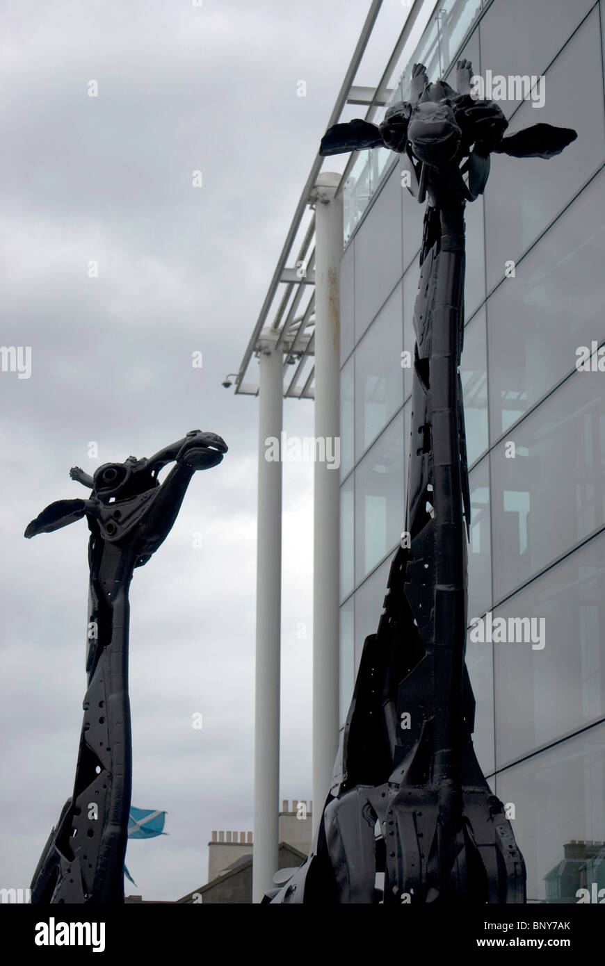 Sculptures de girafe en métal voiture (automobile) parties à l'extérieur de l'Omni Centre Edinburgh, Scotland. Banque D'Images