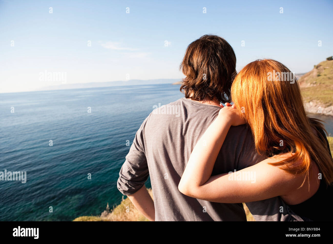 Jeune couple à la recherche à l'horizon Banque D'Images