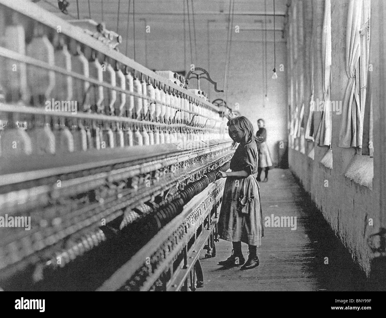 Enfant employé d'usine à Lancaster, dans une filature de coton en Caroline du Sud, USA en 1908. Lewis Hine Photo Banque D'Images