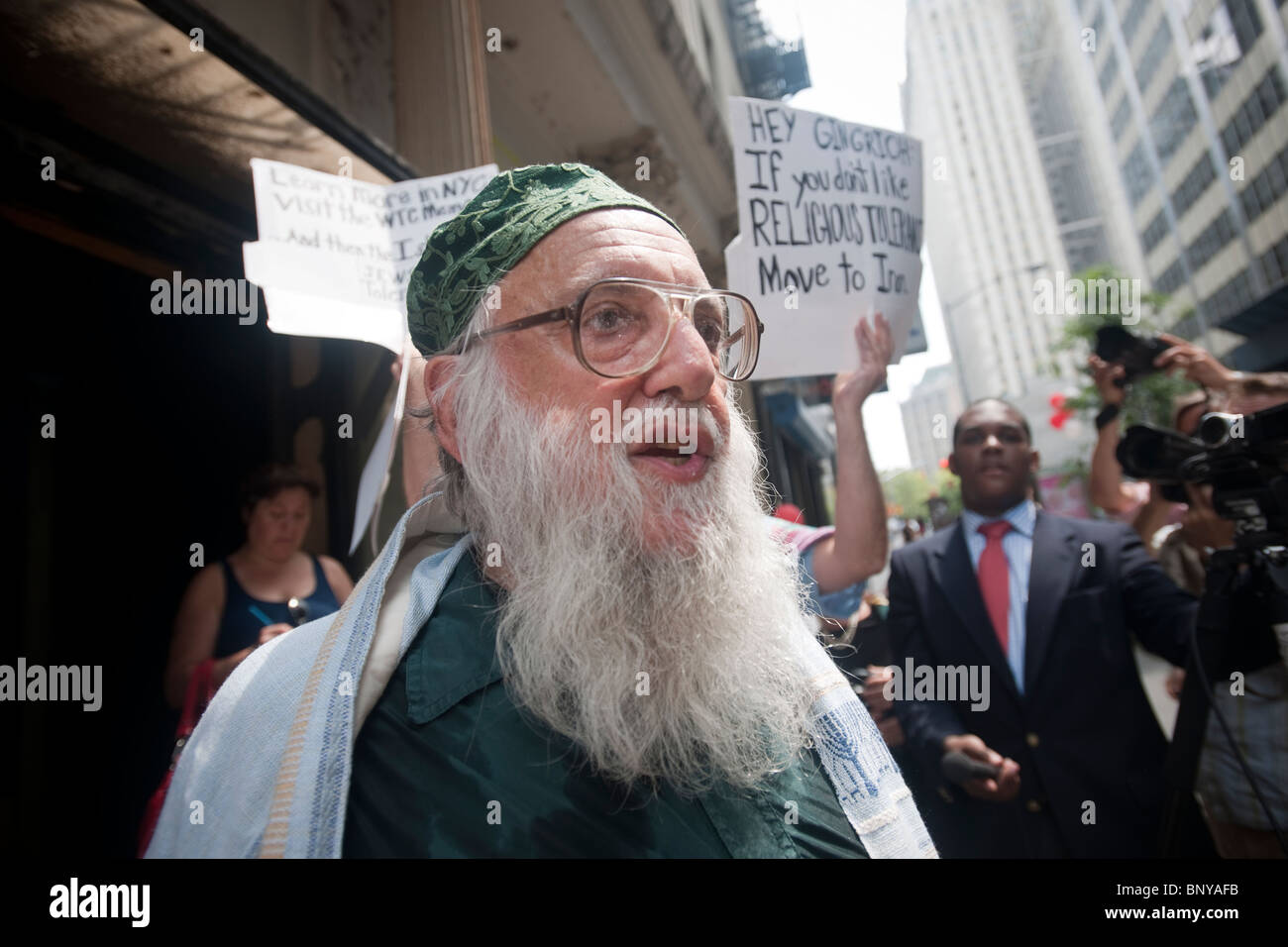 Le Rabbin Arthur Waskow du Centre Shalom affronte un manifestant devant le 45 Park Place à New York Banque D'Images