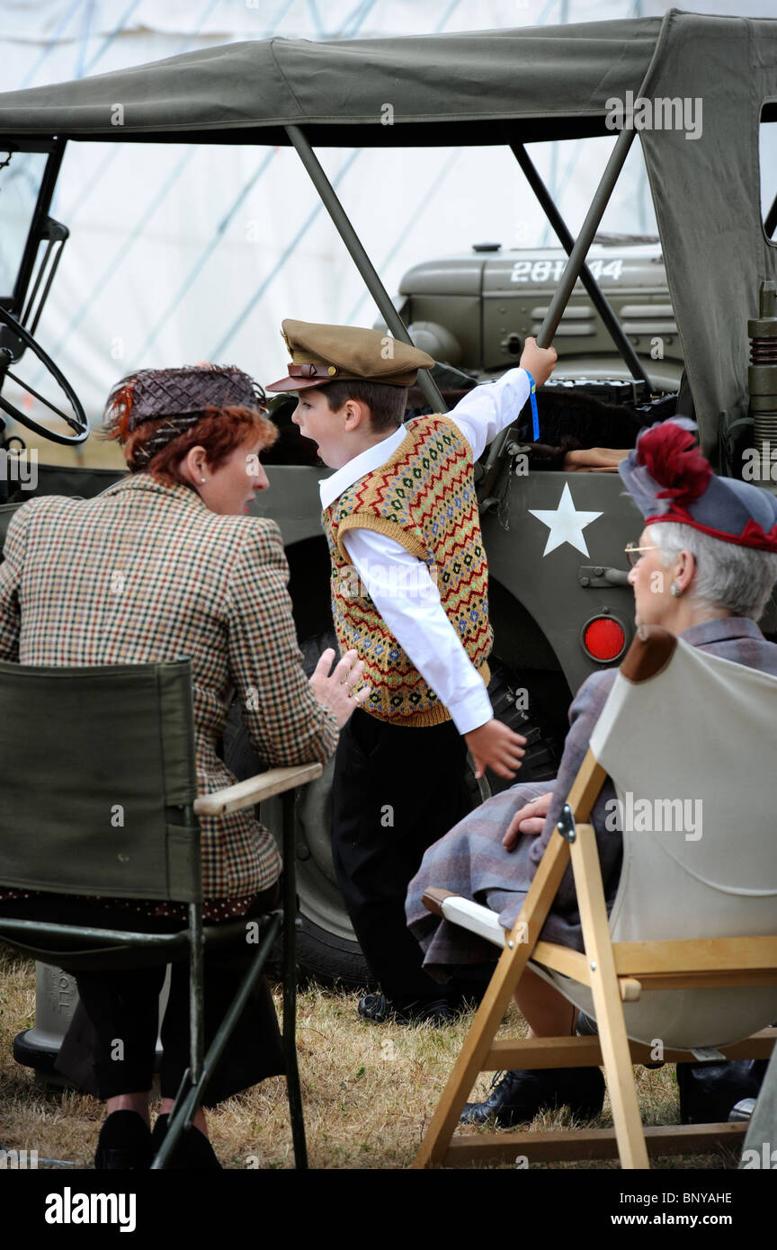 Un garçon semble s'ennuyer dans une section à thème nous de la bataille d'Angleterre village au Royal International Air Tattoo à Salon de la RAF Banque D'Images