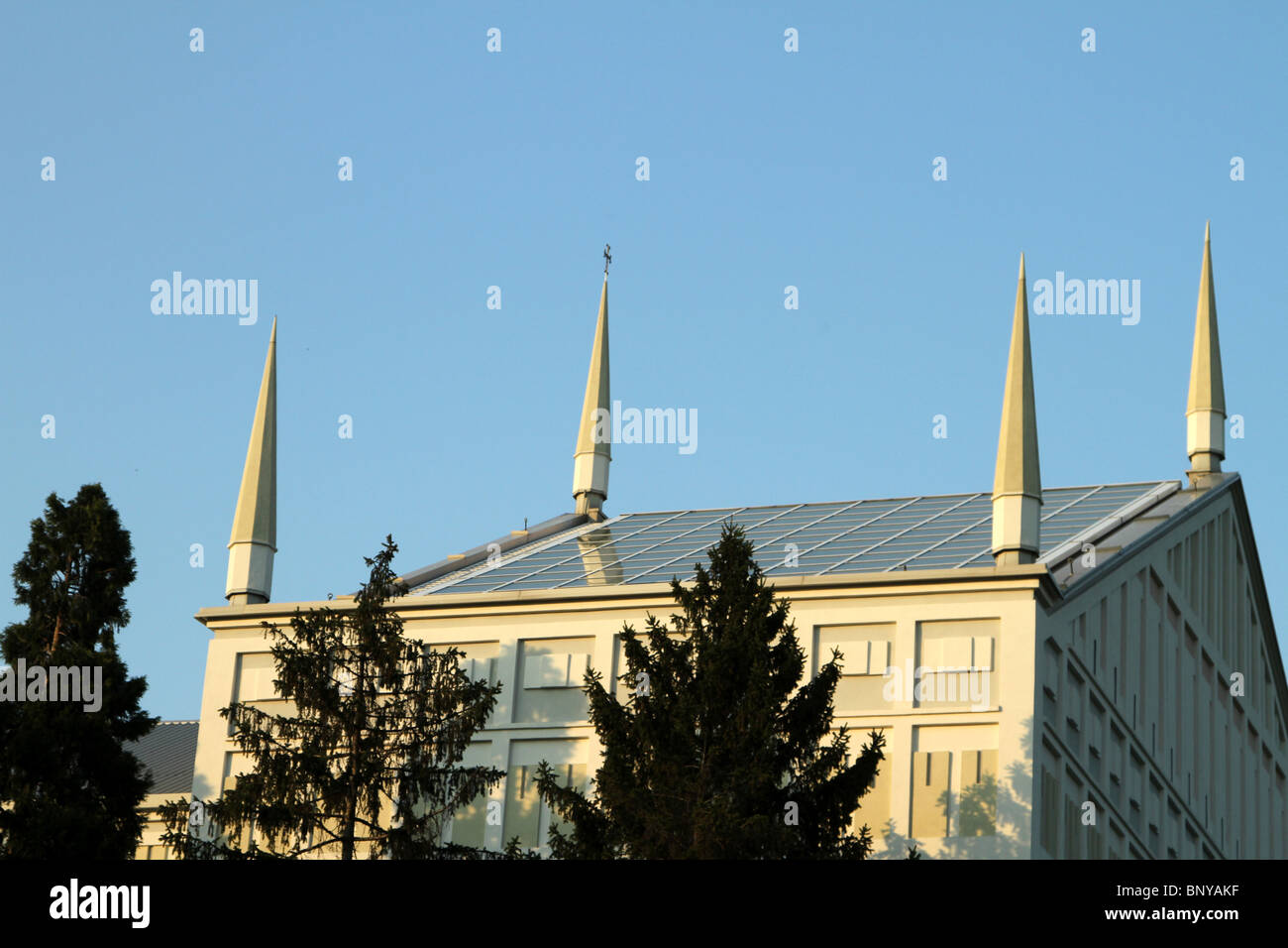 Les cellules PV sur une église (Santa Barbara) à San Donato Milanese. 2010 Banque D'Images