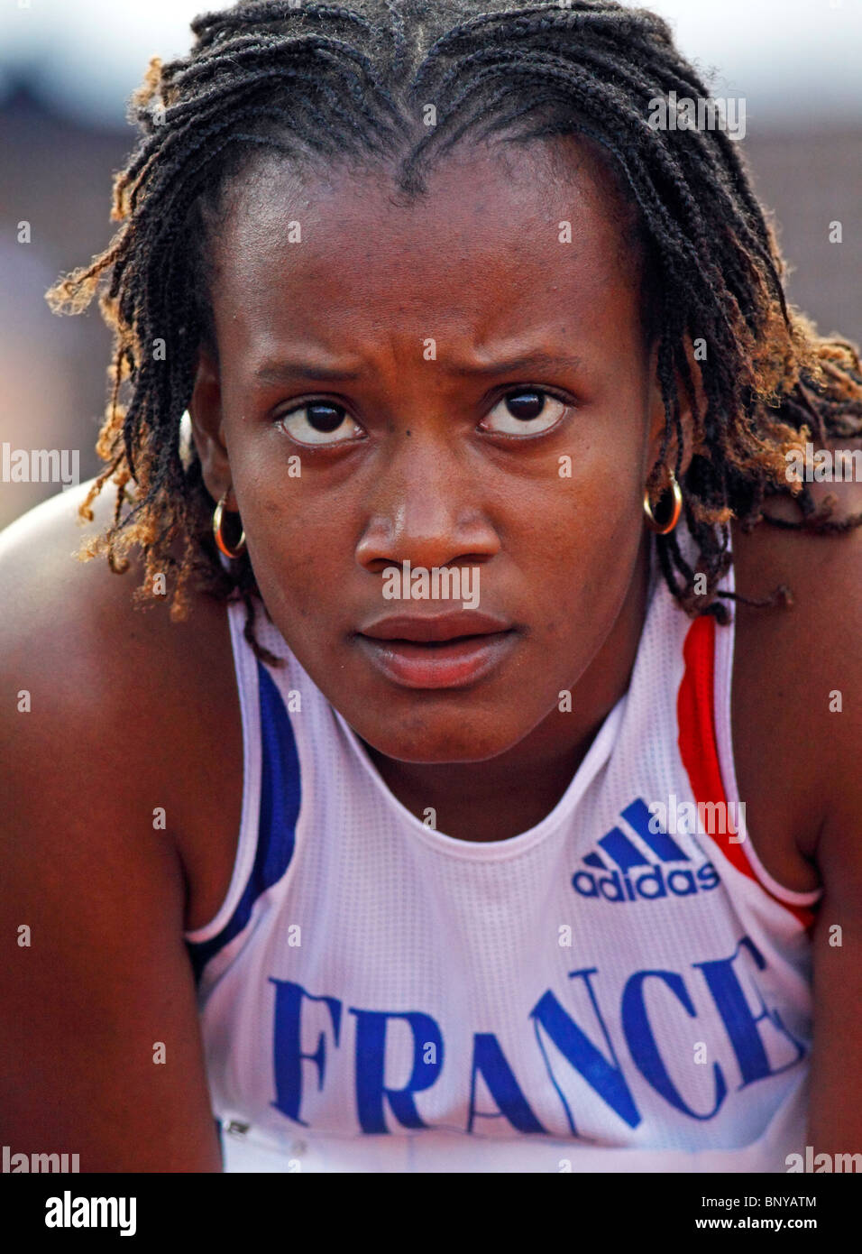 Jessica Alcan de France vous attend son temps dans les 100 mètres haies aux Championnats du monde junior de l'IAAF de 2010 le 21 juillet 2010. Banque D'Images