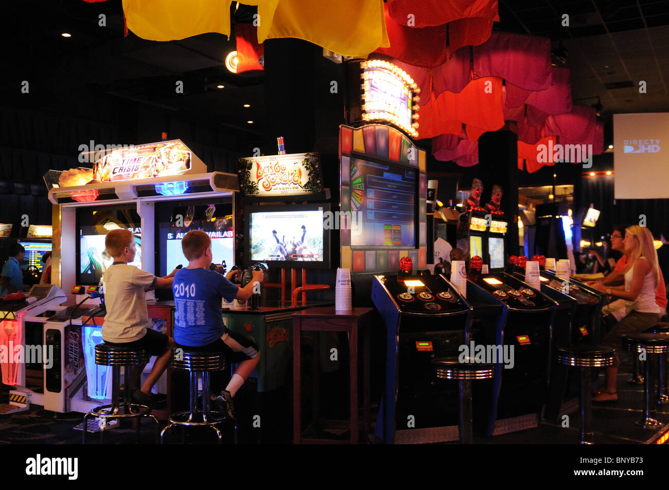 Les Gens De Jouer Avec Lui A Une Salle De Jeux Video A Midtown Manhattan Photo Stock Alamy