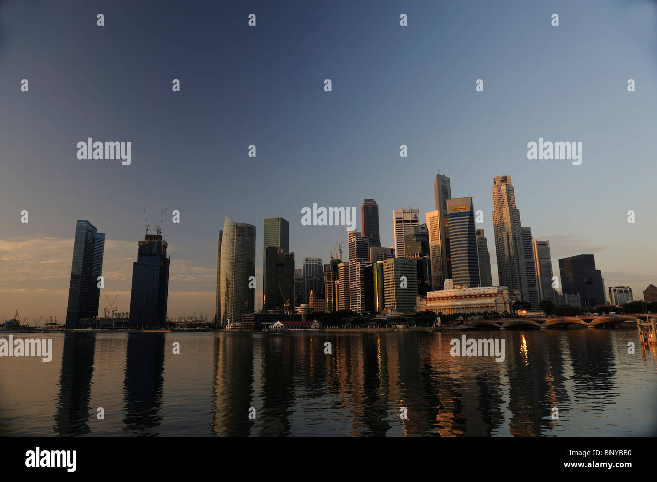 Le centre-ville de Singapour vu de Marina Bay à l'aube Banque D'Images