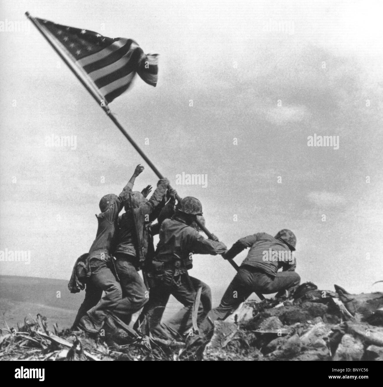 US Marines Iwo Jima hisser le drapeau sur le mont Suribachi 23 février 1945. Photo de Joe Rosenthal, AP Banque D'Images