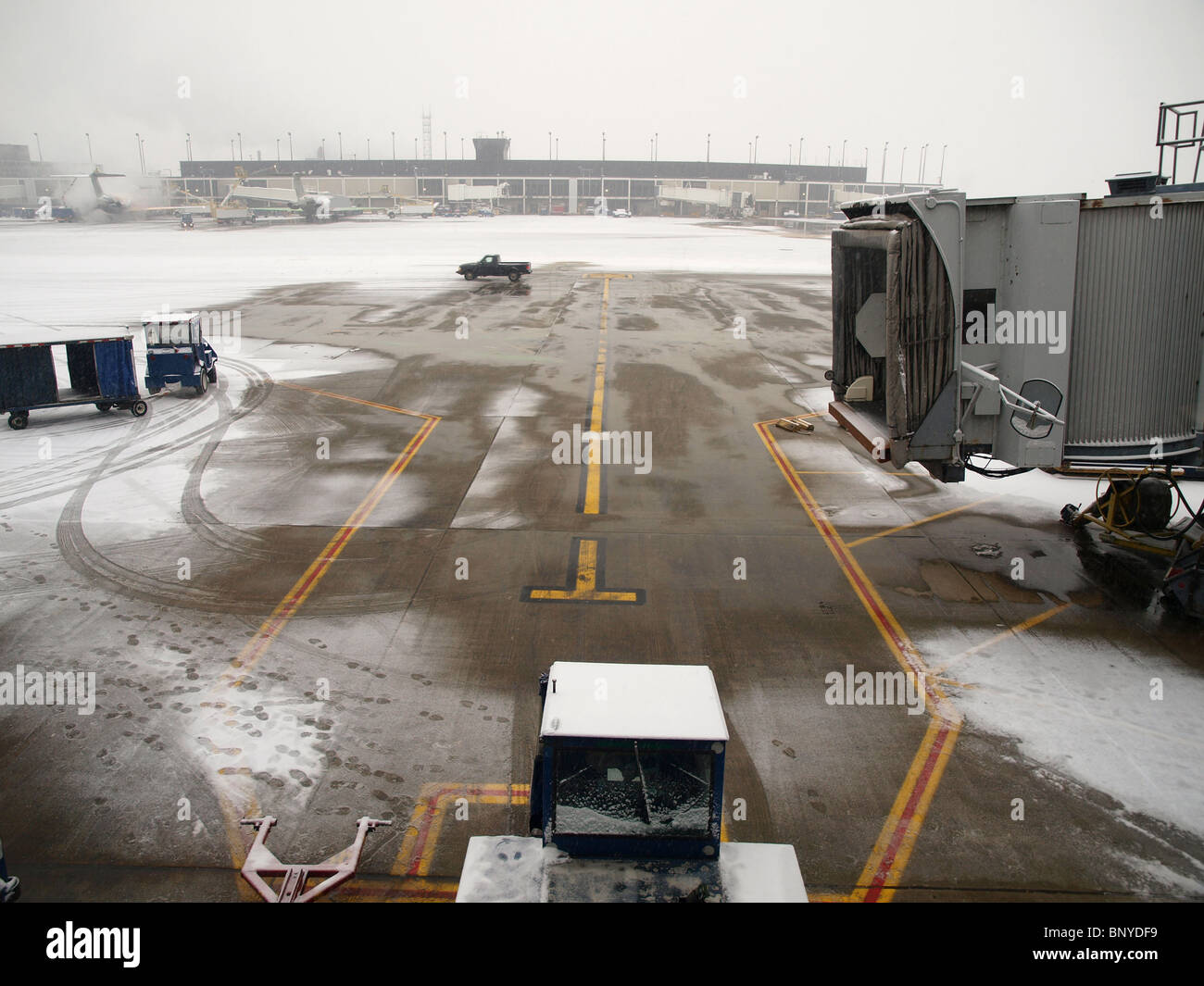 La tempête de neige à l'occasion d'un grand aéroport d'Amérique du Nord. Banque D'Images