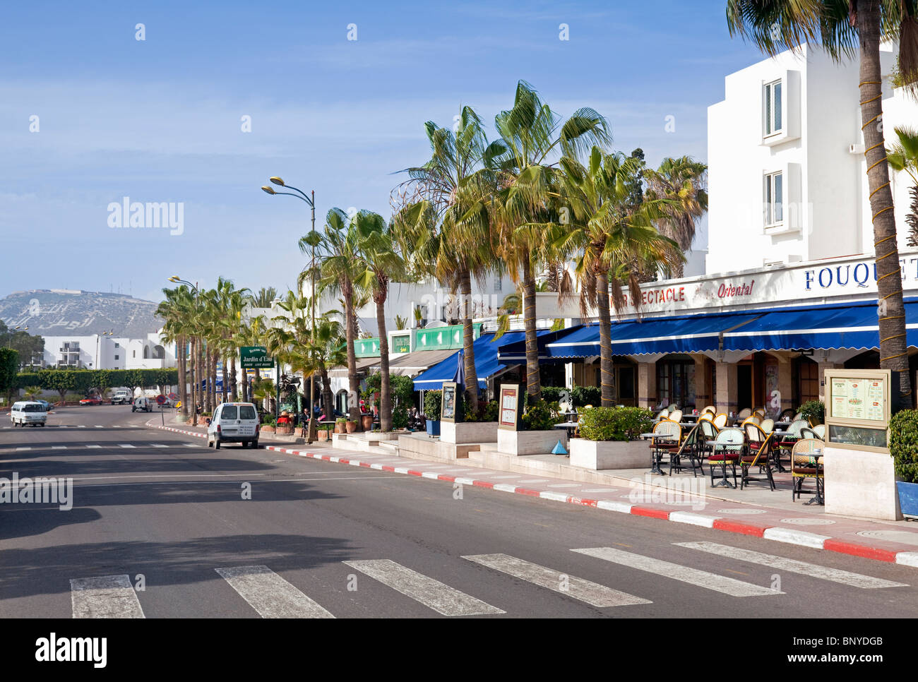 Agadir montrant le boulevard du 20 Aout avec restaurants et bars, Agadir, côte Atlantique, Maroc Banque D'Images