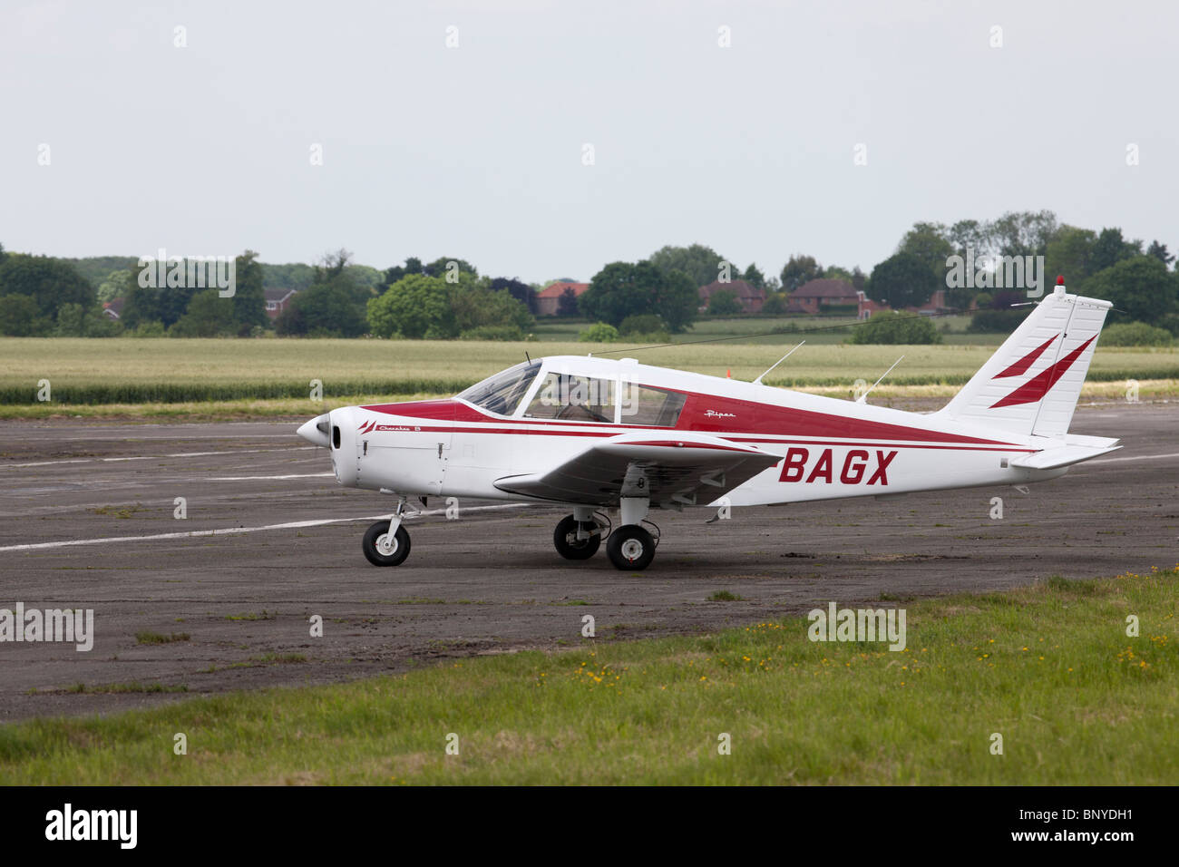 Piper PA-28-140 Cherokee G-BGAX le roulage sur la piste de l'Aérodrome Wickenby Banque D'Images