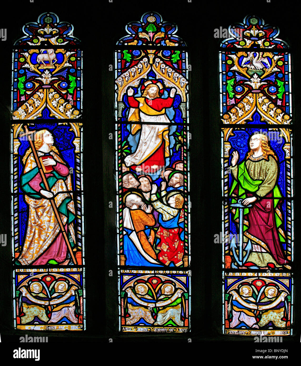 Un vitrail représentant la foi et l'espérance et l'Ascension du Christ, l'église All Saints, Ladbroke, Warwickshire Banque D'Images