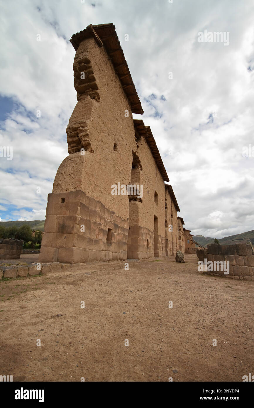 Vue sur le Temple de Wiracocha à Raqchi, près de Cusco, Pérou. Banque D'Images