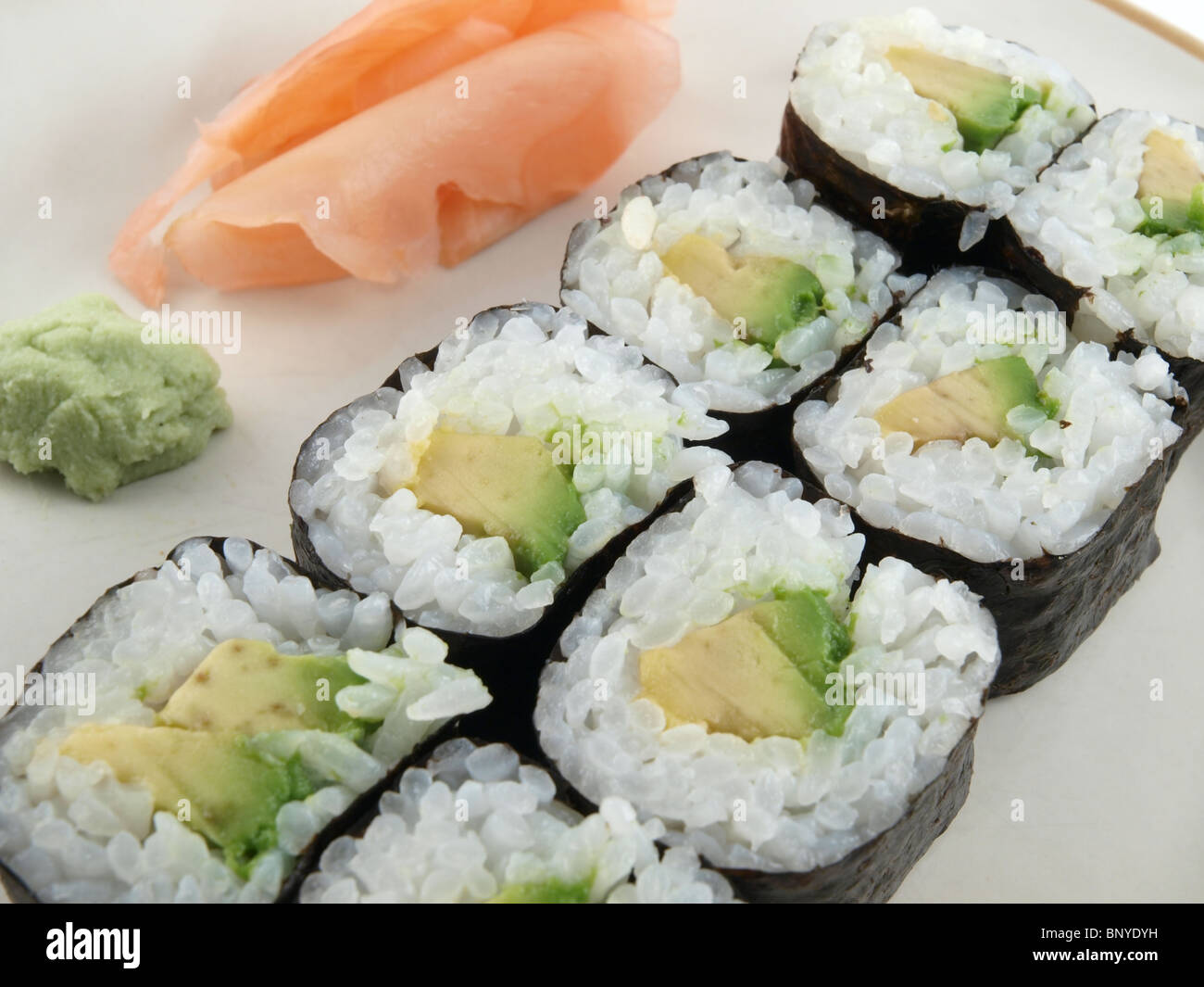 Rouleau d'avocat frais sushi végétarien avec du gingembre et wasabi. Banque D'Images