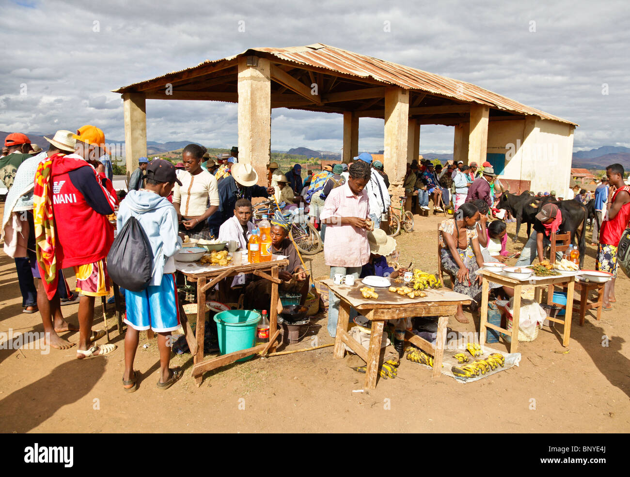 Les Antemoro achète et vend des fruits et des collations à l'hebdomadaire marché de zébus à Ambalavao, Haute Matsiatra, S.E. Madagascar Banque D'Images