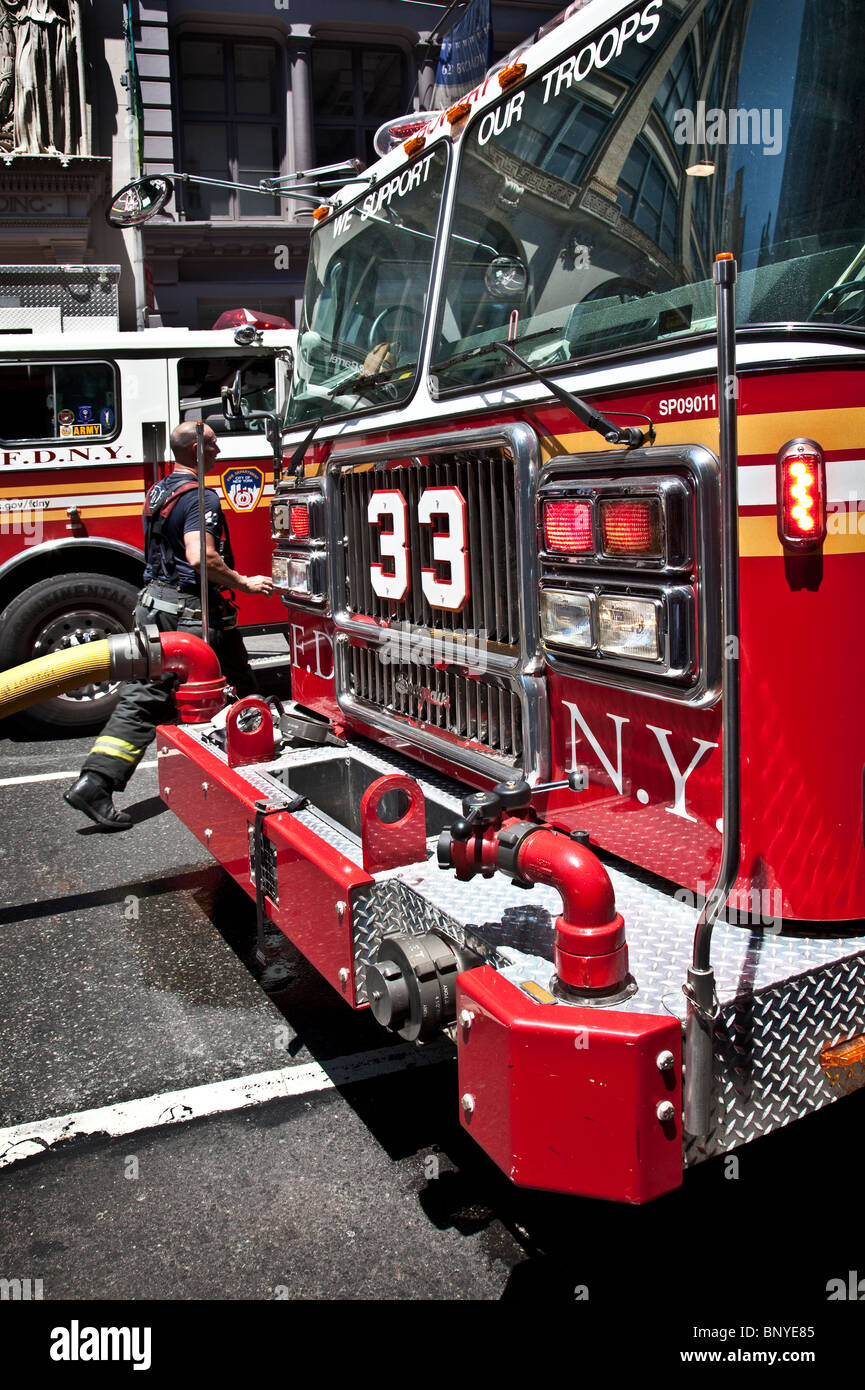 FDNY de camions de pompiers sur les lieux d'un incendie du bâtiment Banque D'Images