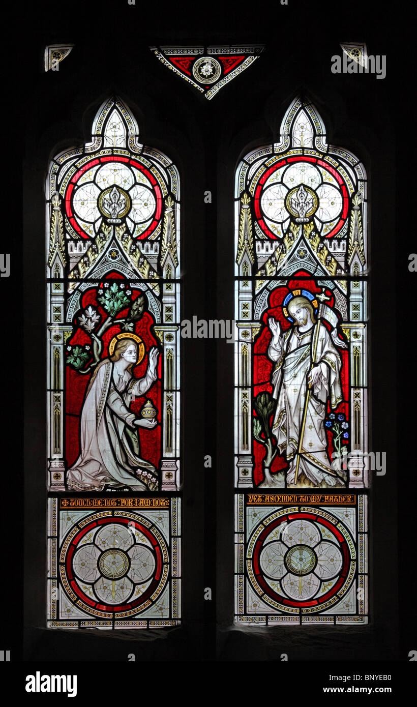 Un vitrail de 1876 par Hardman & Co représentant Marie-Madeleine dans le jardin de Gethsémène parlant à Jésus ressuscité. Banque D'Images