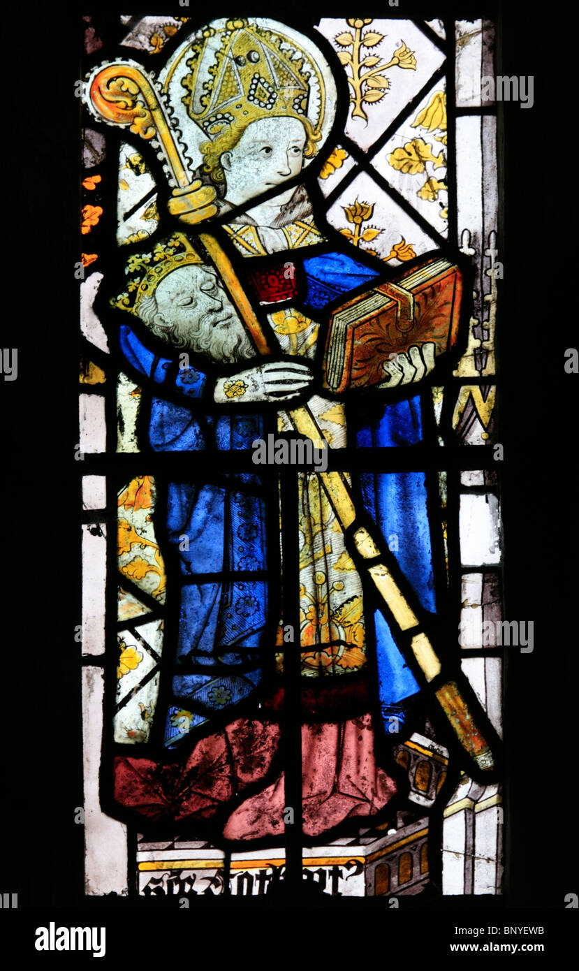 Vitrail du XVIe siècle peut-être d'Allemagne représentant St Cuthbert tenant la tête de St Oswald. All Saints Church, Ladbroke, Warwickshire Banque D'Images