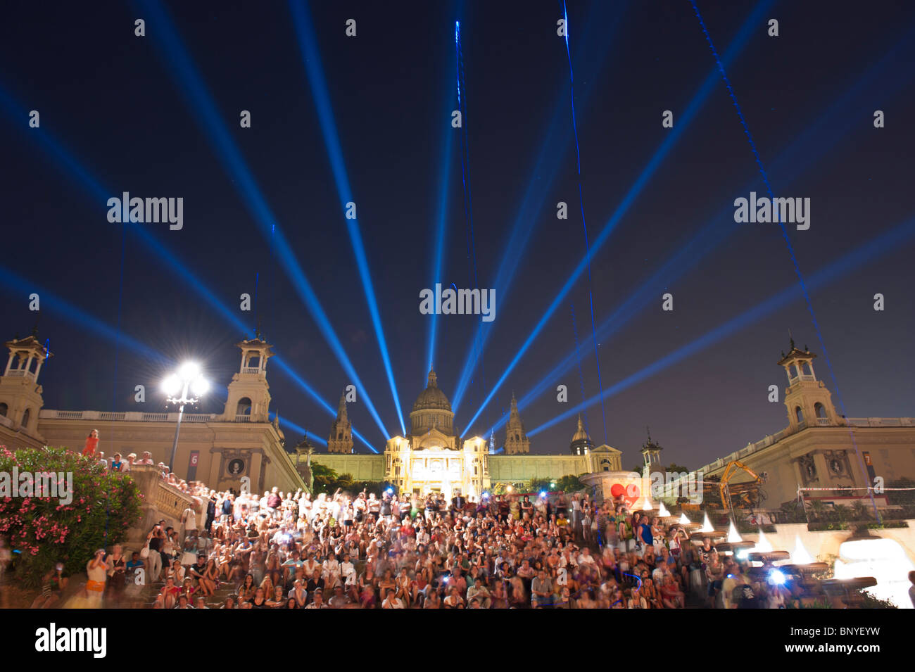 Les gens qui regardent le spectacle son et lumière dans le palais de Montjuic, à Barcelone, en Espagne. Banque D'Images
