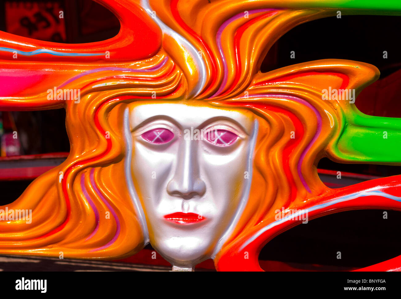 Visage de femme humaine psychédélique sur un champ de foire RIDE Banque D'Images