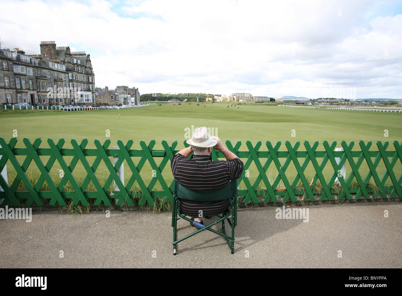 Un spectateur regarde le golf sur le Old Course à St Andrews, largement connu comme 'la maison du golf'. Photo:Jeff Gilbert Banque D'Images