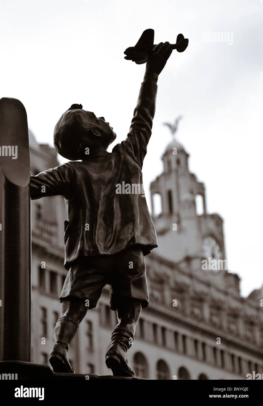 Statue d'un garçon avec un avion jouet en l'église St Nicholas et jardin. à l'arrière-plan est le Liver Building. comemerates liverpudleans la statue qui est mort dans le blitz. sculpteur : Tom Murphy Banque D'Images Statue d'un garçon avec un avion jouet en l'église St Nicholas et jardin. à l'arrière-plan est le Liver Building. comemerates liverpudleans la statue qui est mort dans le blitz. sculpteur : Tom Murphy Banque D'Images
