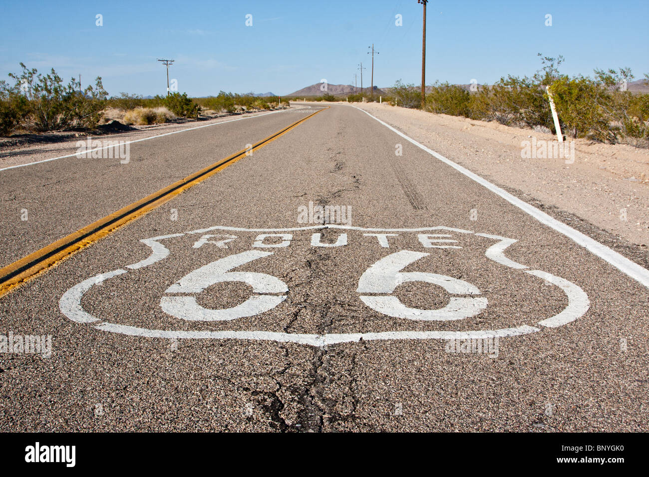 Un tronçon de la vieille Route 66 avec l'autoroute encore logo peint sur la route. Banque D'Images