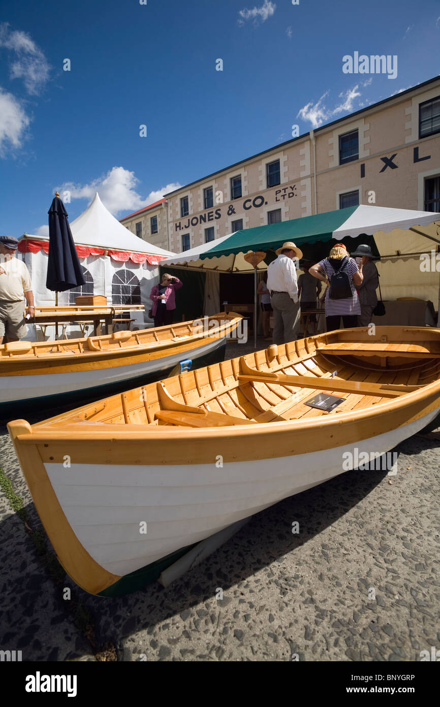 Les visiteurs à la main à l'inspection des bateaux bateau en bois Festival à Hobart. Hobart, Tasmanie, Australie Banque D'Images