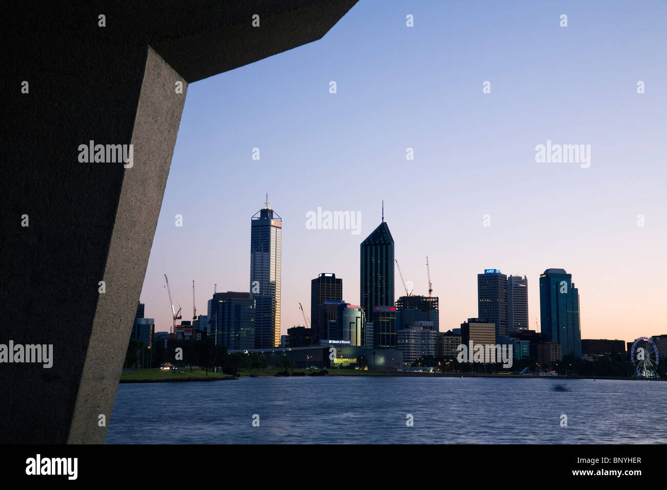 Vue de Perth et la rivière Swan de dessous le Narrows Bridge. Perth, Australie occidentale, Australie. Banque D'Images