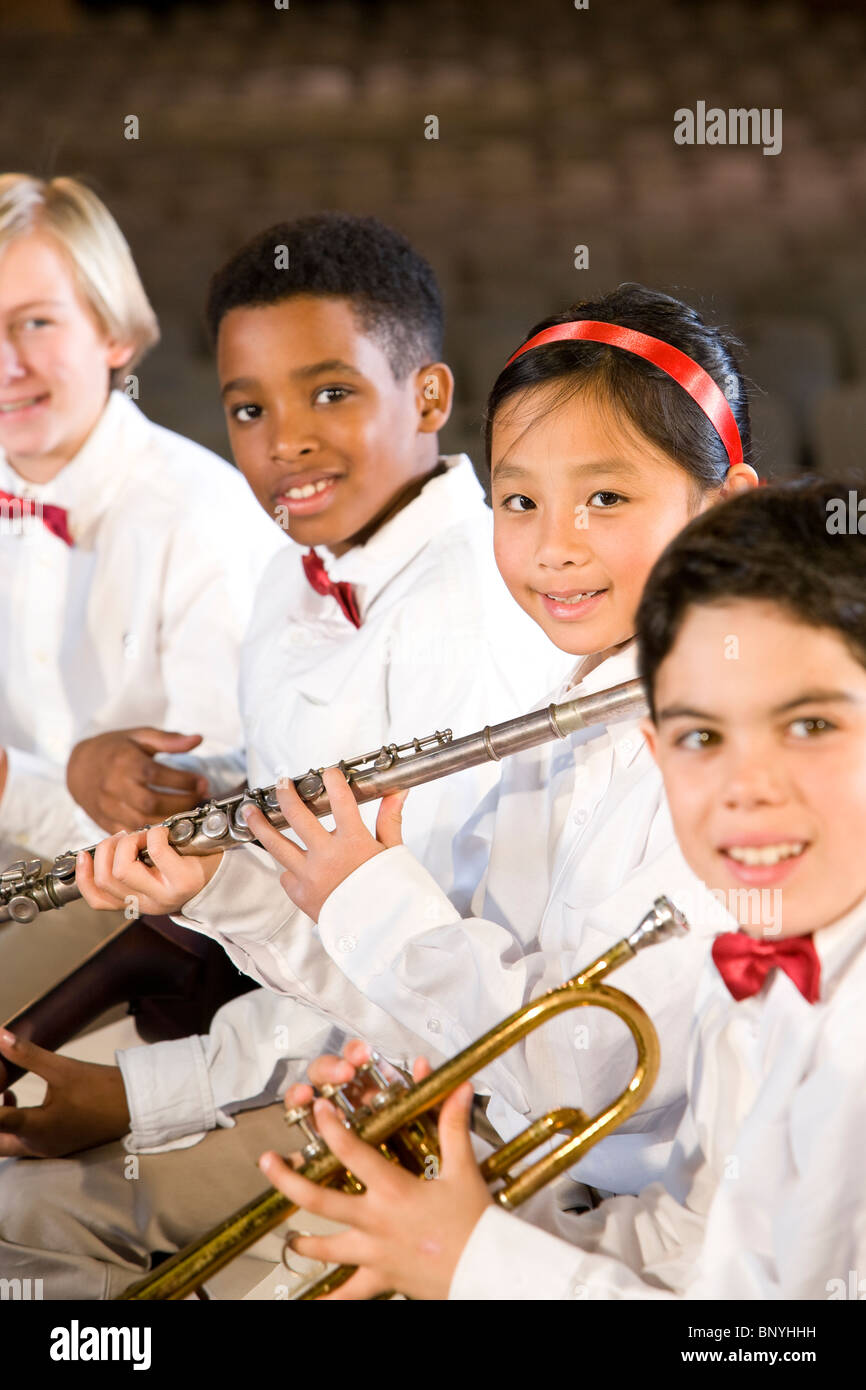 De jeunes étudiants jouant d'un instrument à l'auditorium de l'école Banque D'Images