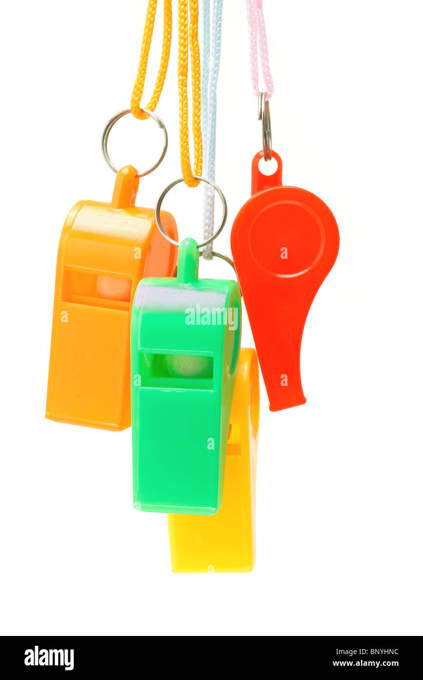 Sifflet en plastique colorés suspendus sur fond blanc Banque D'Images