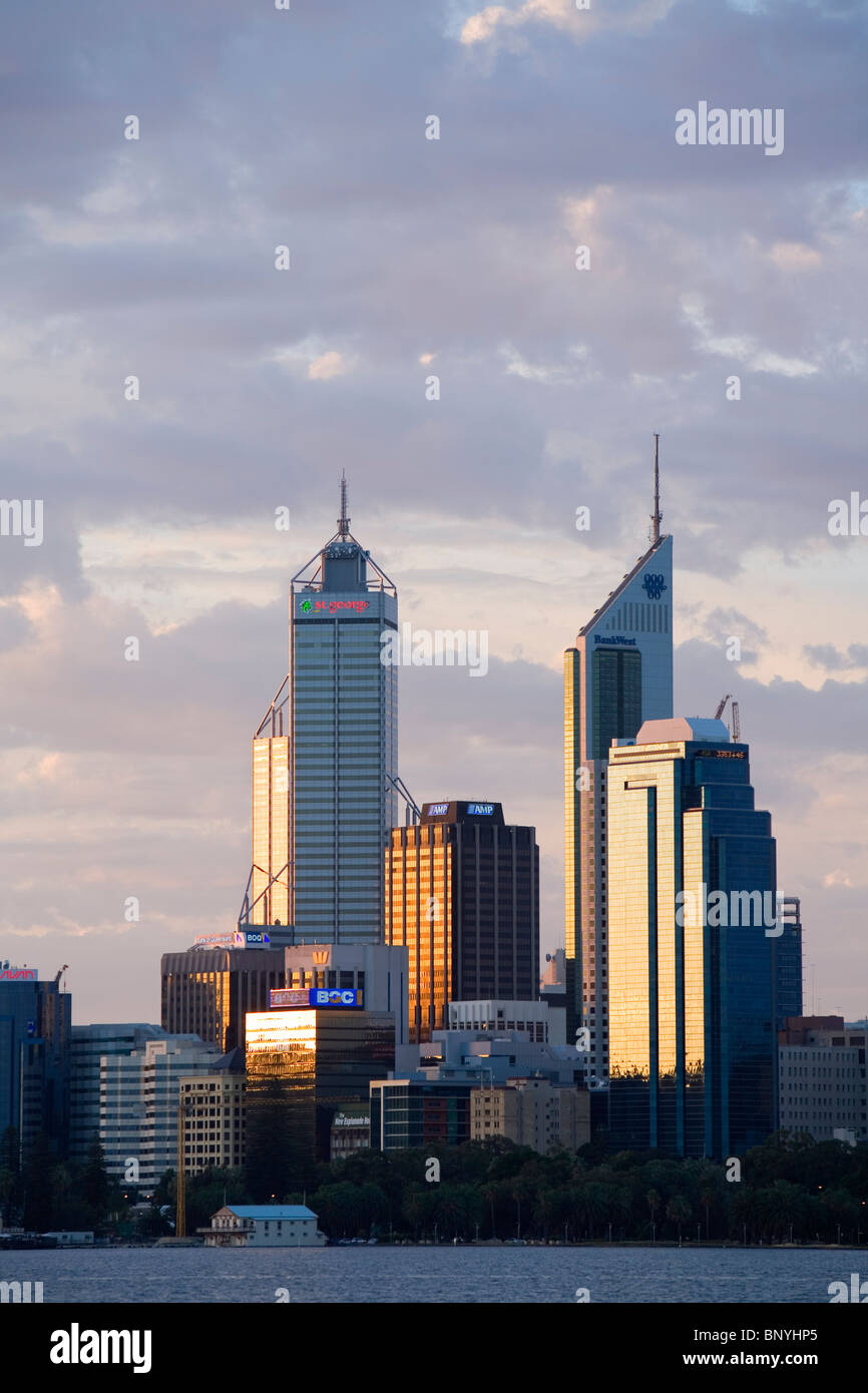 Vue sur la rivière Swan à l'horizon de la ville au crépuscule. Perth, Australie occidentale, Australie. Banque D'Images