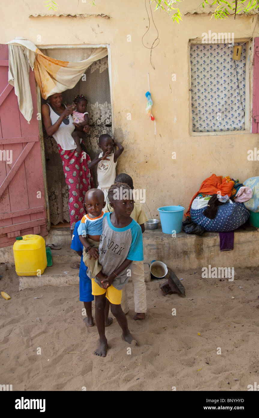 Afrique, Sénégal, Dakar. Village Wolof, le plus grand groupe ethnique du Sénégal. Grande famille typique en face de la maison. Banque D'Images