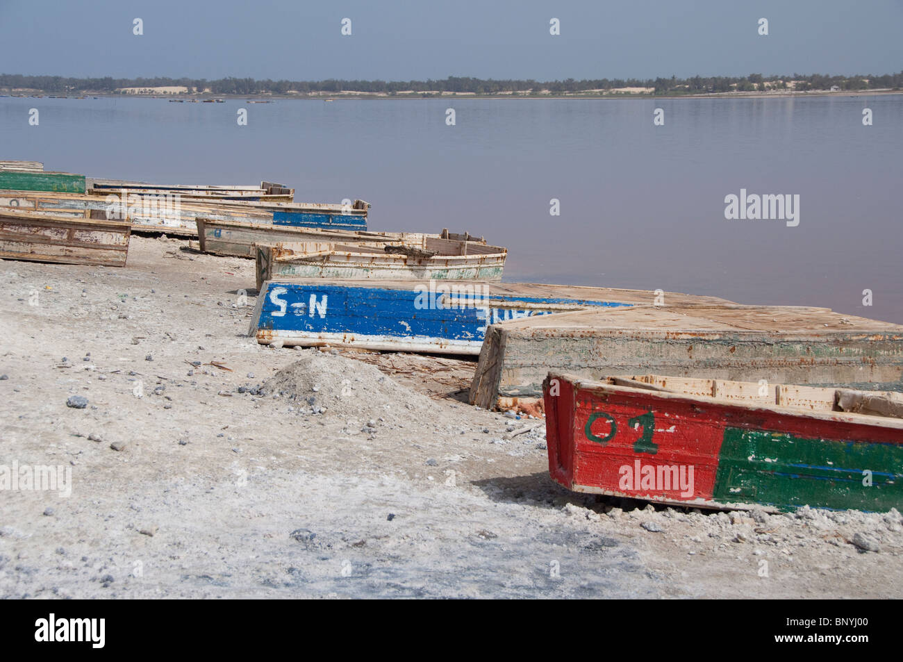 Afrique, Sénégal, Dakar. Le Lac Rose de Retba. La récolte de sel bateaux le long de la rive du lac saumâtre. Banque D'Images